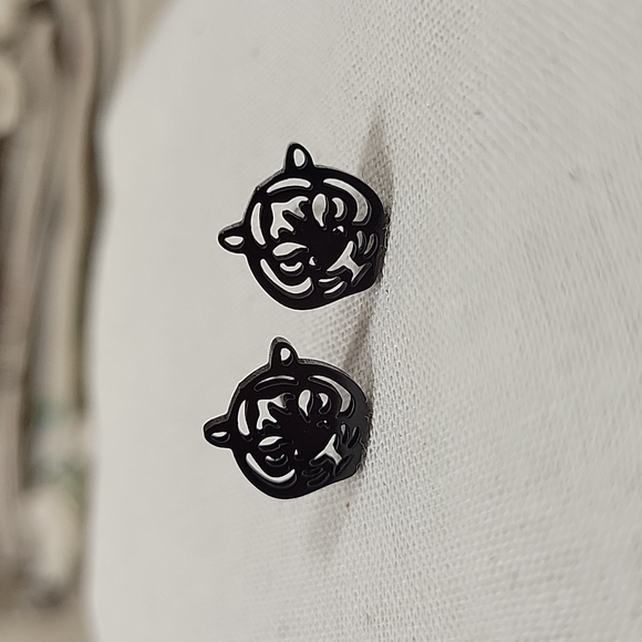 Tiger Hollow Cut Stud Earrings, choice of color - Picture 3 of 6